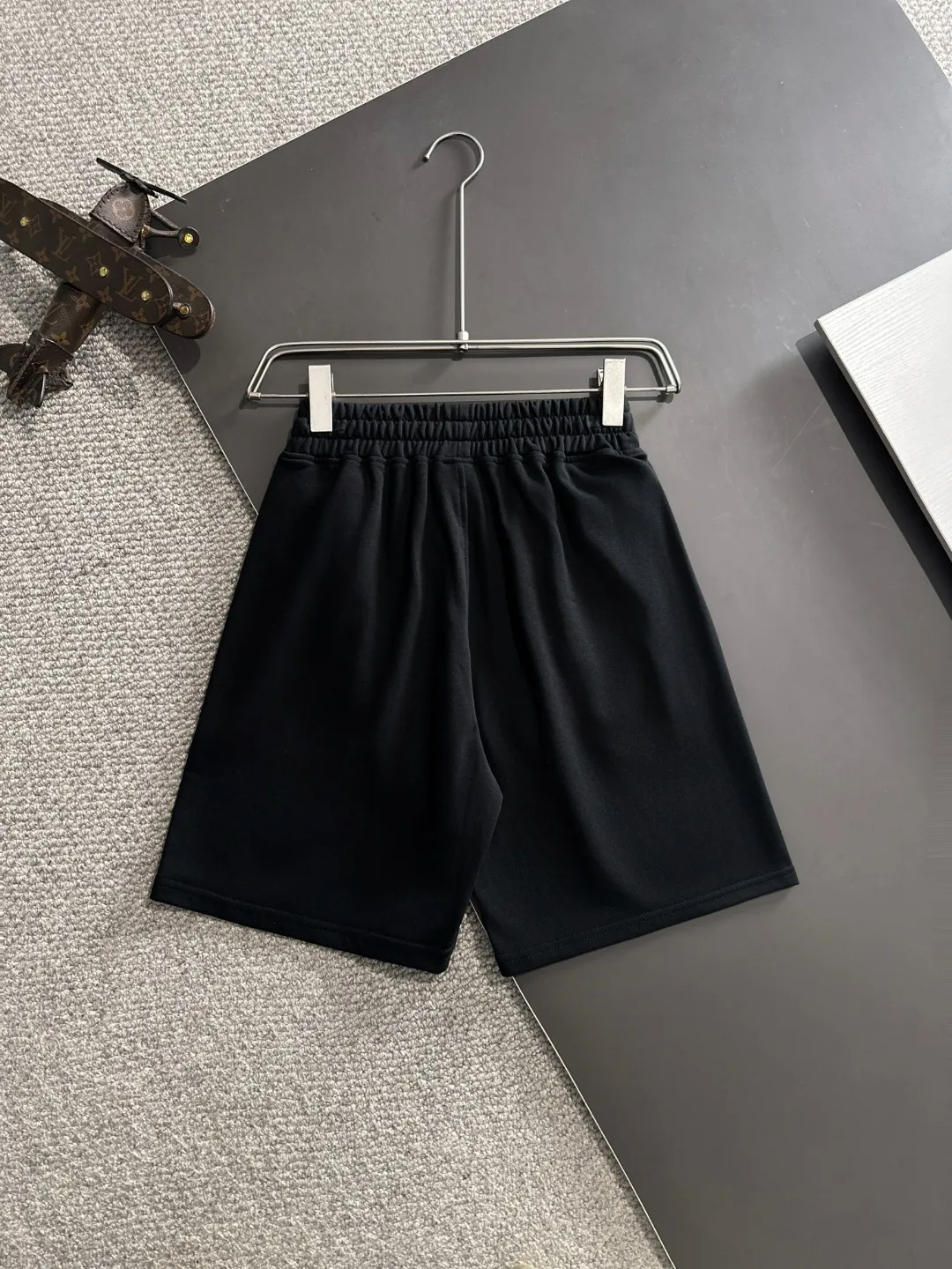 🅿️330 shipped next day, high quality Stone lsland/stone island 2025 spring and summer new style casual solid color loose shorts with elastic band, two needle stitches at the hem of the trousers, fine and firm stitching, custom-made fabrics at the counter, high breathability and comfort, impeccable details, brand element design concept, reflecting high quality. It feels delicate and soft! It presents a casual cut and the upper body shape is great! Size: S-XXL